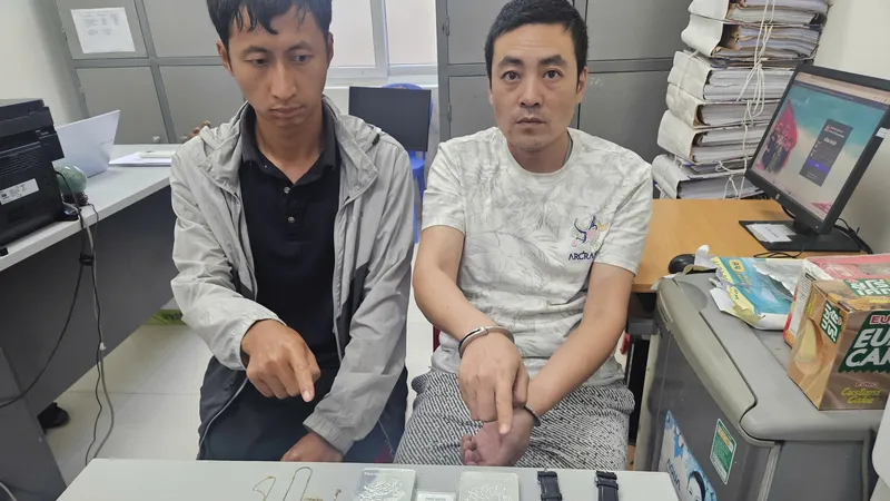 Ling Zingfeng và Yang Jun Yun bị bắt giữ. Ảnh: CACC