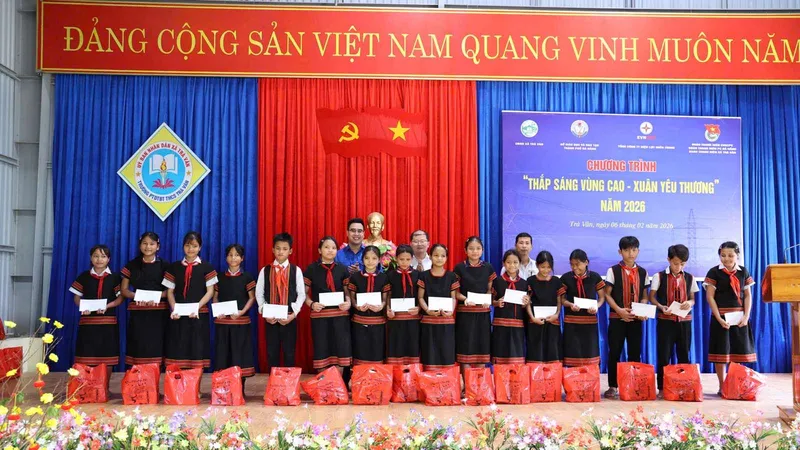 Ban tổ chức trao học bổng cho các em học sinh tại chương trình “Thắp sáng vùng cao - Xuân yêu thương” năm 2026