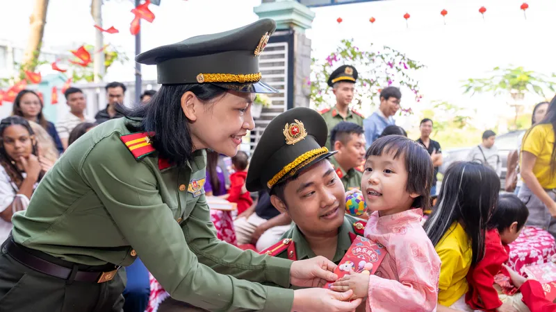 Cán bộ, chiến sĩ cửa khẩu Cảng hàng không Quốc tế Đà Nẵng tham gia chương trình “ Xuân gắn kết - Tết yêu thương”