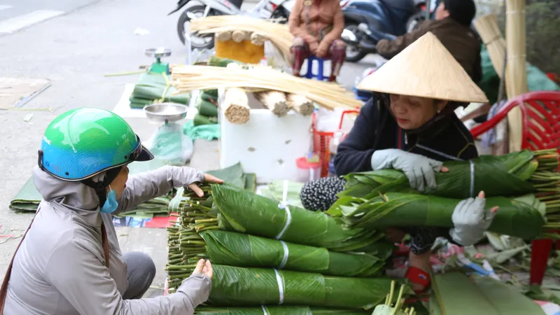 Nhộn nhịp chợ lá dong ngày giáp tết ở Đà Nẵng