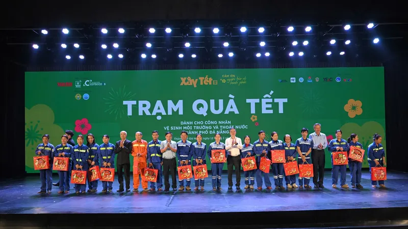 Công nhân được trao tặng quà tết tại chương trình “Xây Tết 2026”