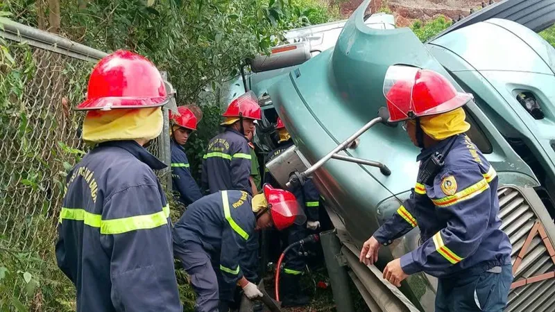 Lực lượng Cảnh sát PCCC-CNCH, Công an TP Đà Nẵng giải cứu tài xế mắc kẹt trong cabin xe đầu kéo