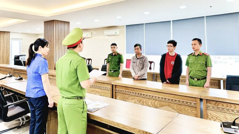 Trần Văn Hiếu và Lê Xuân Lợi tại cơ quan điều tra. Ảnh: CACC