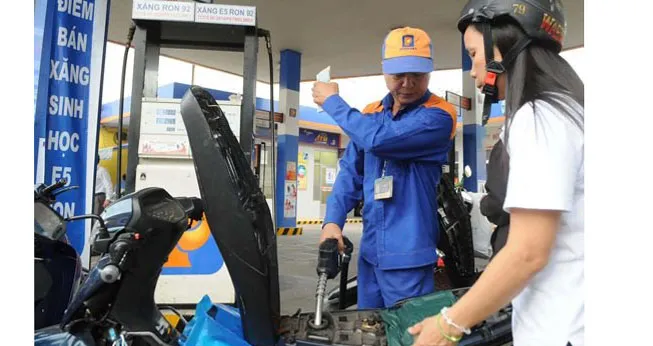 Giá xăng giảm 435 đồng/lít