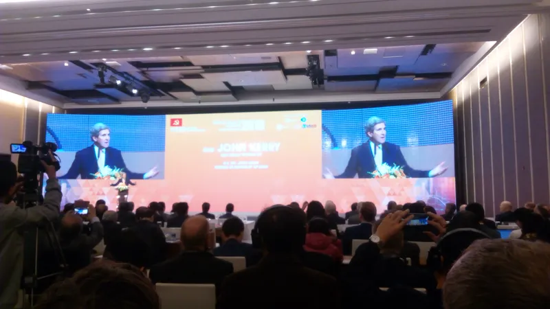 Cựu Ngoại trưởng John Kerry: Sử dụng nhiên liệu hóa thạch “đang đặt sinh mạng chúng ta trong rủi ro”