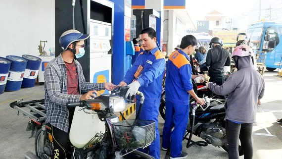 Xăng E5 RON92 giảm 332 đồng/lít