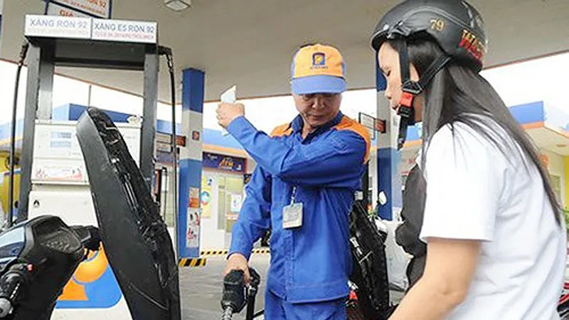 Giá xăng giảm 224 đồng/lít