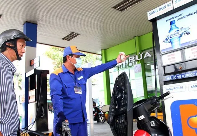 Giá xăng tiếp tục giảm 394 đồng/lít
