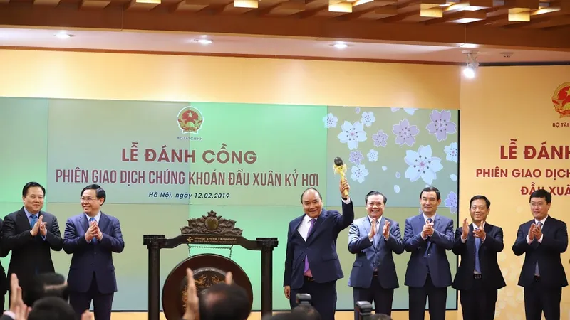 Thủ tướng Nguyễn Xuân Phúc đánh cồng khai trương phiên giao dịch