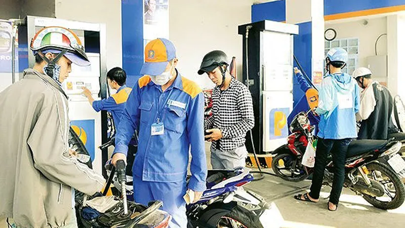 Từ 15 giờ ngày 14-2, giá xăng E5 RON92 giảm 765 đồng/lít