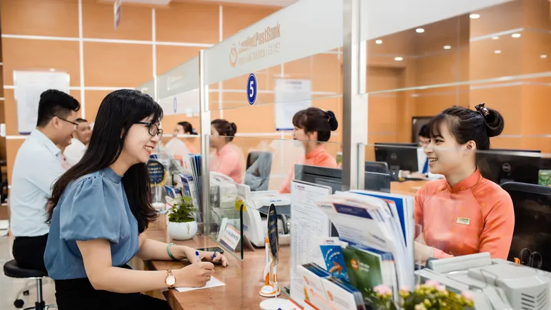 Khách hàng giao dịch tại LienVietPostBank