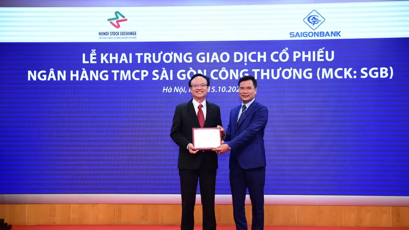Lãnh đạo Sở Giao dịch Chứng khoán Hà Nội trao giấy đăng ký giao dịch cho ông Trần Thanh Giang, Tổng Giám đốc SaigonBank. Ảnh: DŨNG MINH