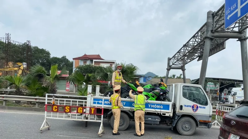 Tạm giữ 9 xe phân khối lớn đi vào cao tốc Hà Nội - Thái Nguyên