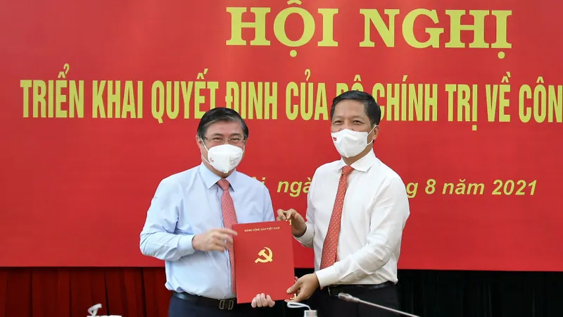 Trao quyết định Phó Trưởng Ban Kinh tế Trung ương cho đồng chí Nguyễn Thành Phong