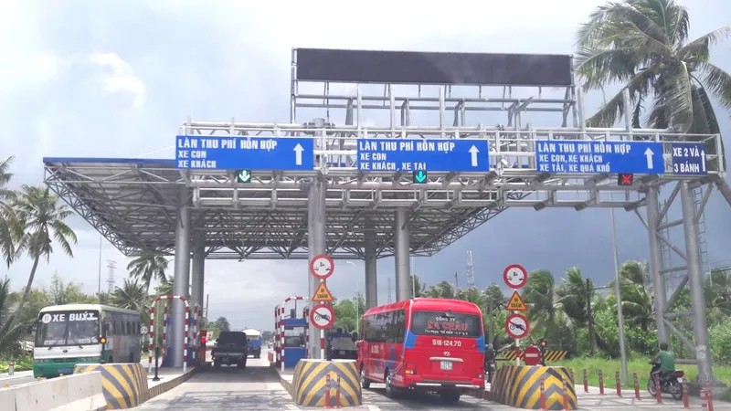Trạm thu phí T2 trên QL 91. Ảnh: ĐÔNG XUYÊN