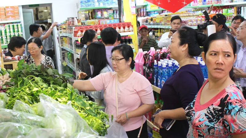 Người dân Cần Thơ tìm mua nông sản sạch tại cửa hàng cỉa Satrafood. Ảnh: PHAN THỊ