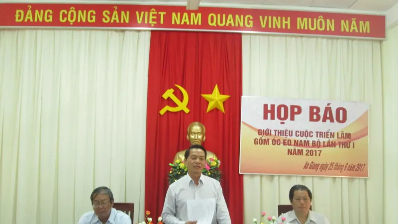 Ông Nguyễn Hữu Giềng phát biểu tại buổi họp báo. Ảnh: NHƯ NGUYỄN