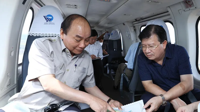 Thủ tướng và Phó Thủ tướng Trịnh Đình Dũng trao đổi về biến đổi khí hậu ở ĐBSCL trên trực thăng