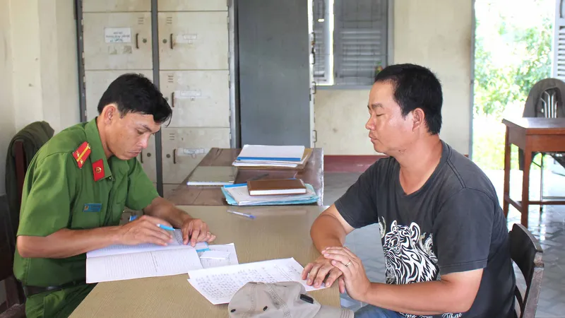 Một trong 4 đối tượng hành hung nhà báo bị công an Thạnh Hóa mời đến lấy lời khai. Ảnh: KIẾN VĂN