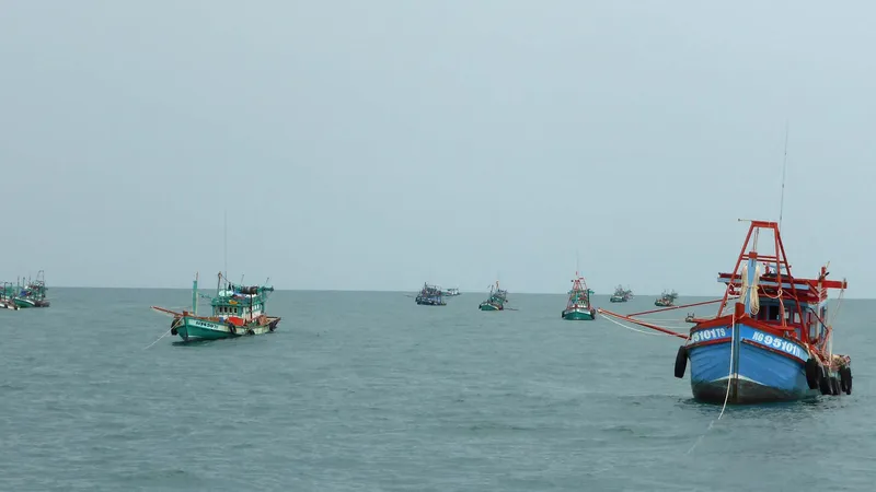 ĐBSCL khẩn trương kêu gọi tàu thuyền tìm nơi tránh trú, hàng trăm tàu chưa liên lạc được 