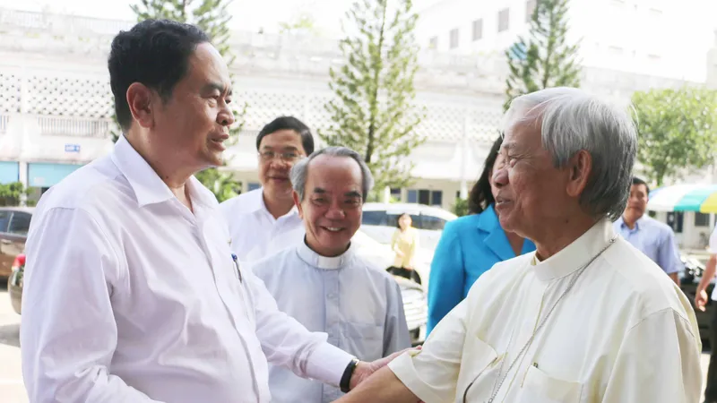 Ông Trần Thanh Mẫn (trái) chúc Giáo phận Long Xuyên mùa Giáng sinh an lành, hạnh phúc. Ảnh: NHƯ NGUYỄN