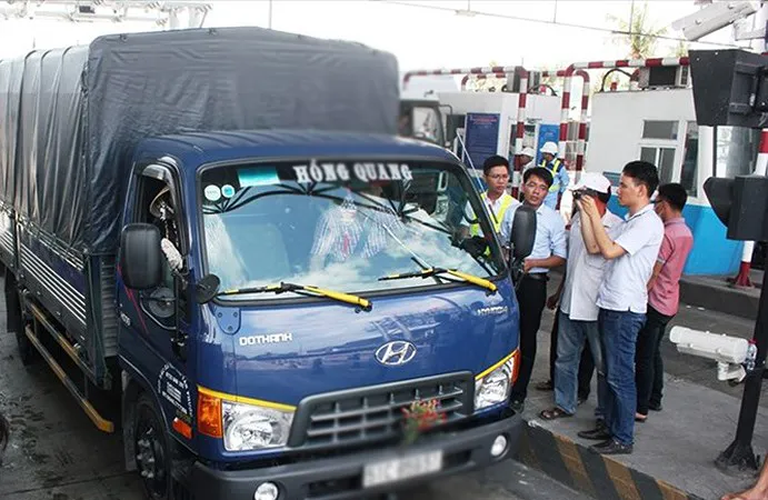 Tài xế cho xe đậu tại làn thu phí, phản ứng với nhân viên gây ách tắc giao thông. Ảnh: NGUYỄN VĂN