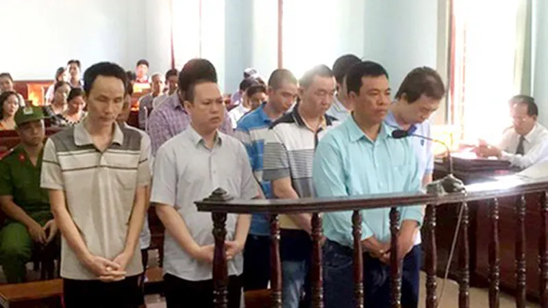 Các bị cáo nguyên là cán bộ TTGT TP Cần Thơ bi truy tố trước pháp luật. Ảnh: LÊ PHƯƠNG