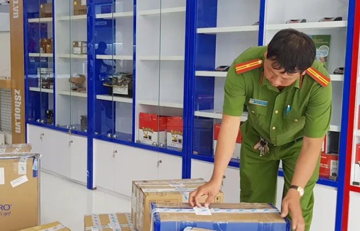 Công an tiến hành niêm phong hàng hóa tại zShop Cần Thơ. Ảnh: LÊ PHƯƠNG
