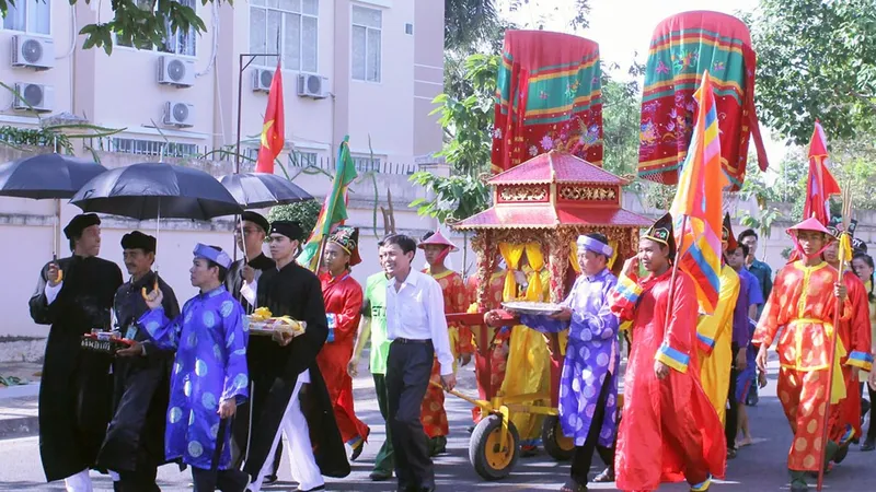 Nghi thức rước linh vị Thủ khoa Bùi Hữu Nghĩa từ Nam Nhã Đường về Khu Tưởng niệm để tiến hành lễ giỗ được thực hiện long trọng. Ảnh: LỆ THU