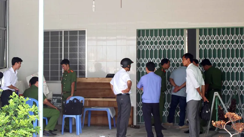 Lực lượng công an khám nghiệm hiện trường vụ án. Ảnh: THẾ NHÂN