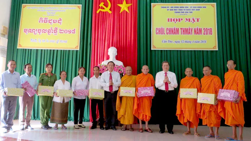 Lãnh đạo TP Cần Thơ tặng quà các đại biểu tiêu biểu. Ảnh: TUẤN QUANG