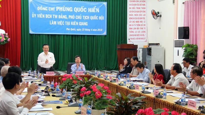 Đồng chí Phùng Quốc Hiển làm việc với tỉnh Kiên Giang về cơ chế, chính sách cho đặc khu Phú Quốc. Ảnh: VĨNH THUẬN