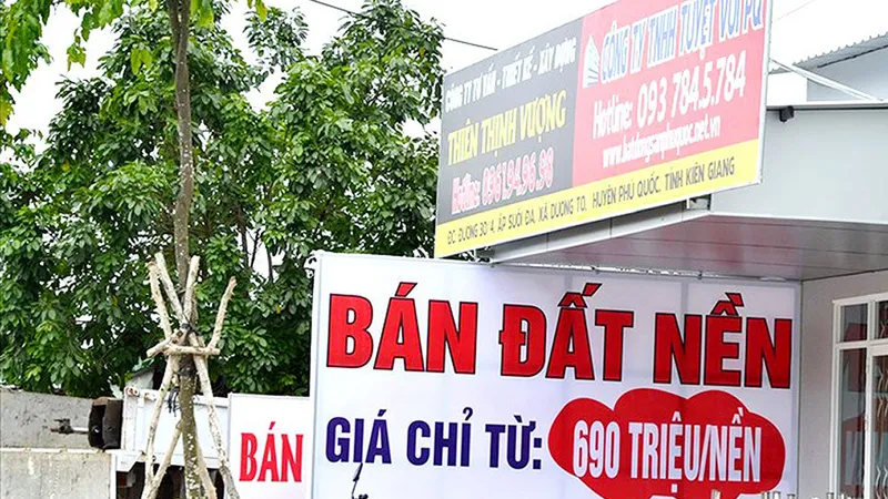 Thời gian qua, đất nền Phú Quốc được rao bán tràn lan. Ảnh: NGUYỄN SINH