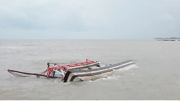 Kiên Giang kịp thời cứu 9 ngư dân gặp nạn trên biển