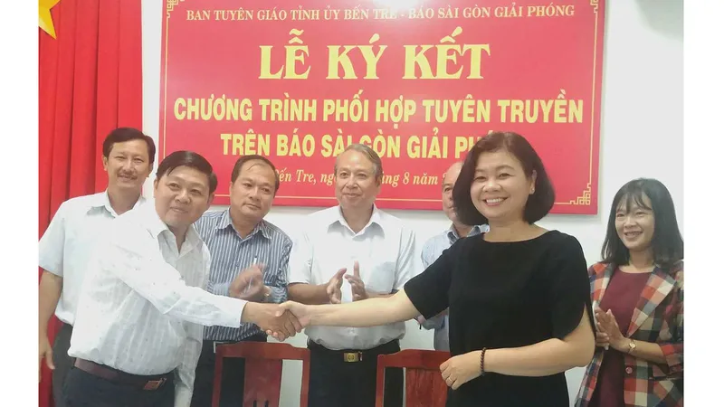 Đại diện Ban Tuyên giáo Tỉnh ủy Bến Tre và đại diện Ban Biên tập Báo SGGP ký kết hợp tác thông tin - truyền thông. Ảnh: HÀM LUÔNG