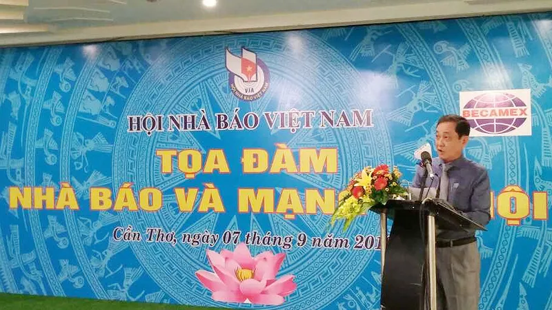 Nhà báo Nguyễn Bé, Phó Chủ tịch Hội nhà báo Việt Nam phát biểu tại buổi tọa đàm. Ảnh: HÀM LUÔNG