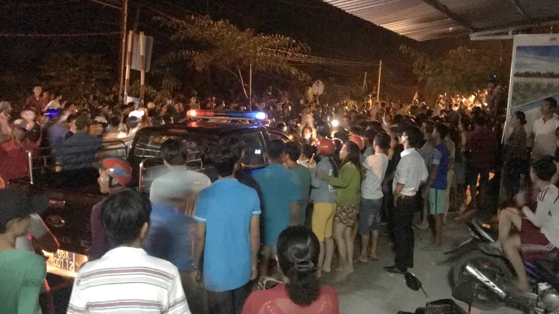 Cảnh hỗn loạn tại trạm thu phí cầu Sông Cái Nhỏ đêm 29-9. Ảnh: ĐĂNG NGUYÊN