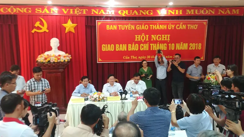 Giao ban báo chí TP Cần Thơ: Nhiều câu hỏi về vụ đổi 100 USD chưa được trả lời dứt điểm
