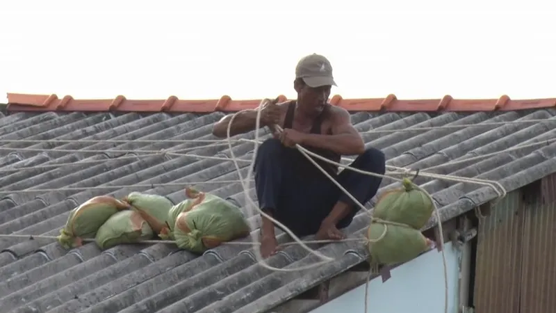 Người dân ven biển chằng néo nhà cửa phòng chống bão số 9. Ảnh: PHAN THANH