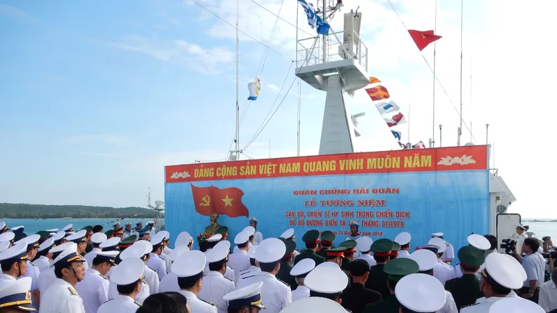 Lễ tưởng niệm các liệt sĩ đã hy sinh trong chiến dịch đổ bộ đường biển Tà Lơn. Ảnh: HÀM LUÔNG