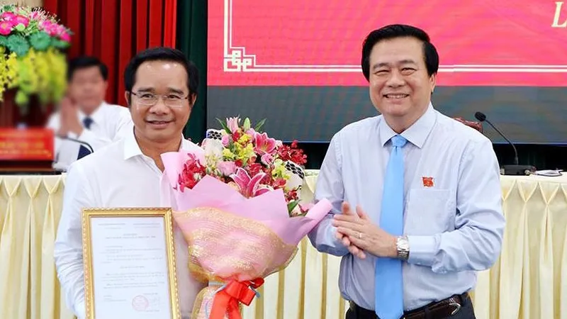 Thừa ủy quyền Ban Bí thư, đồng chí Phạm Văn Rạnh (phải) trao Quyết định chuẩn y chức vụ Phó Bí thư Tỉnh ủy Long An nhiệm kỳ 2015-2020 cho đồng chí Nguyễn Văn Được. Ảnh: HÀM LUÔNG
