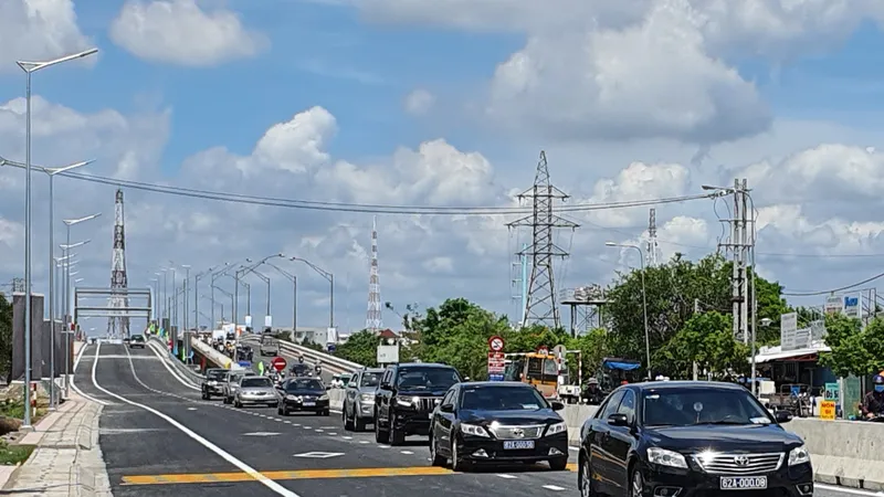 Thông xe cầu Tân An. Ảnh: ĐĂNG NGUYÊN