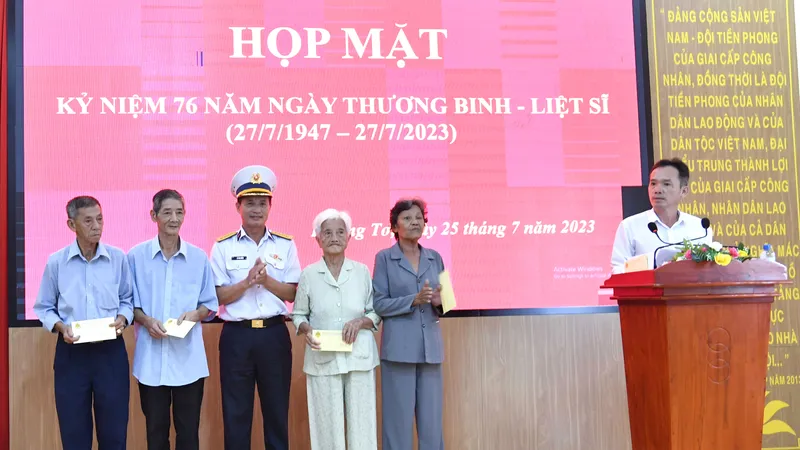 Đại tá Lê Văn Hưởng tặng quà các gia đình chính sách trên địa bàn đóng quân. Ảnh: VĂN ĐỊNH
