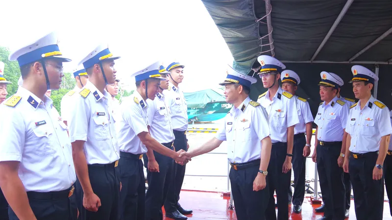 Trung tướng Nguyễn Văn Bổng thăm cán bộ, chiến sĩ Tàu 263, Hải đội 515, Lữ đoàn 175