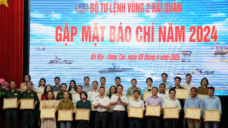 Bộ Tư lệnh Vùng 2 Hải quân trao giấy khen cho các cá nhân, tập thể có thành tích tuyên truyền