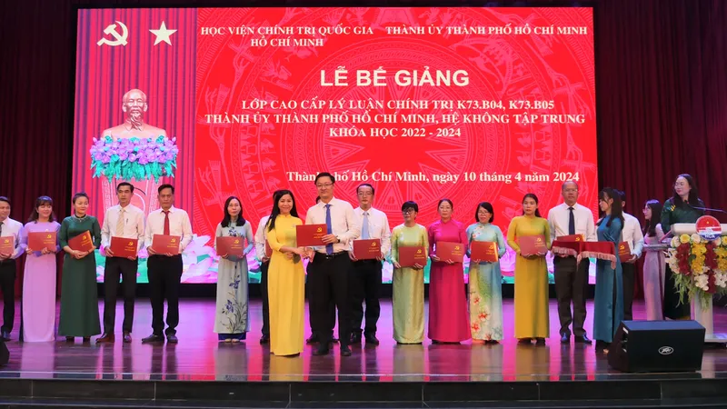 Học viện Chính trị Quốc gia Hồ Chí Minh và Thành ủy TPHCM trao bằng Cao cấp chính trị cho 129 học viên