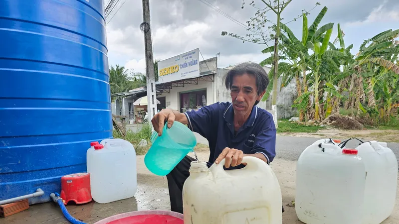 Người dân xã An Hóa, huyện Châu Thành, tỉnh Bến Tre chắt chiu từng giọt nước mùa hạn mặn