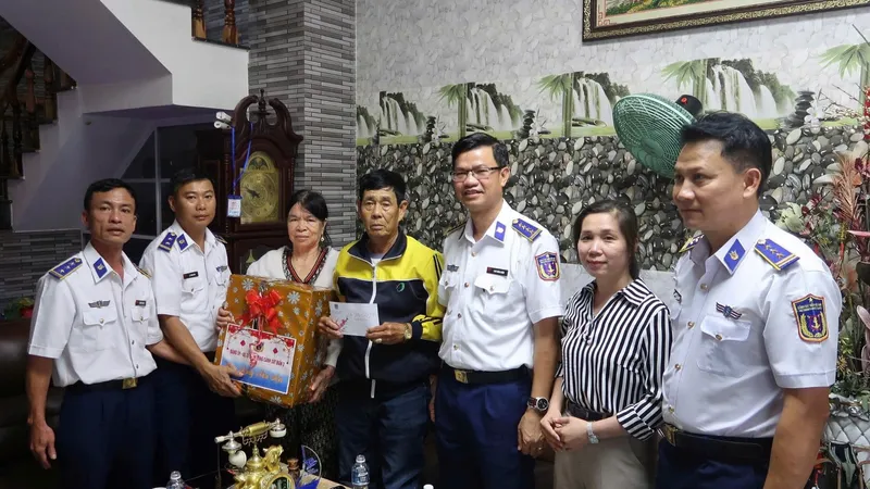 Đại tá Cao Xuân Quận, Phó Chính ủy Vùng Cảnh sát biển 3 tặng quà cho các gia đình chính sách và ngư dân có hoàn cảnh khó khăn ở đặc khu Phú Quý