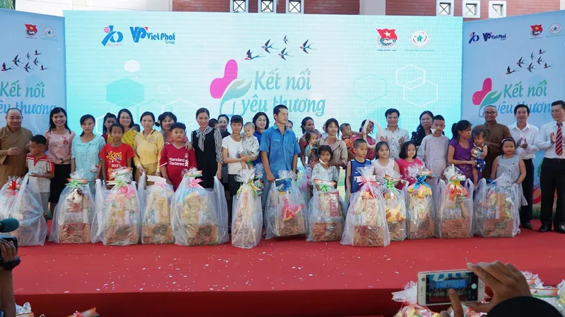Trao tặng 100 phần quà cho bệnh nhi có hoàn cảnh khó khăn