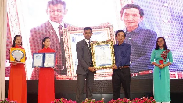 Họa sĩ Đoàn Việt Tiến lập kỷ lục thế giới vẽ 12 bức tranh ngược trên kính cường lực
